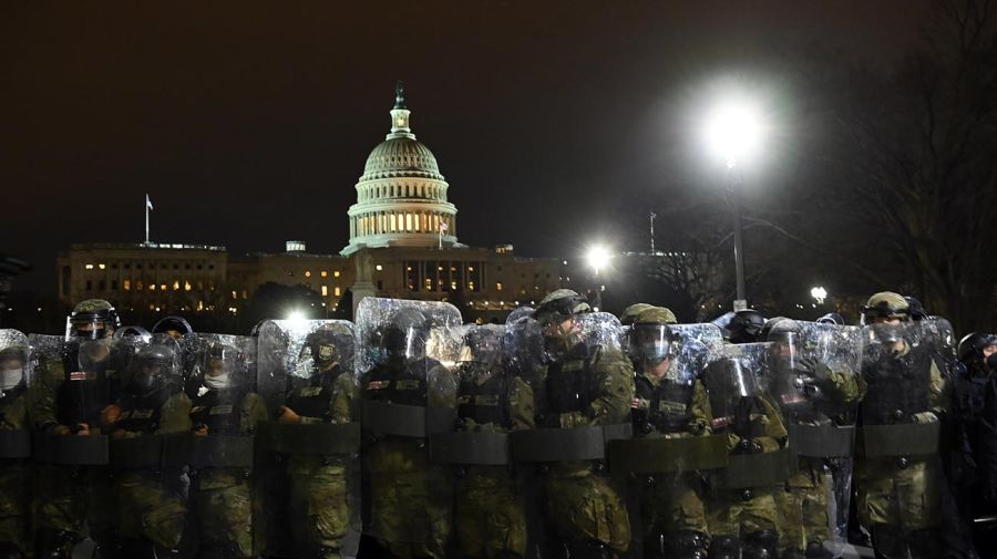 El asalto al Capitolio de Estados Unidos obligó a instalar un toque de queda en Washington DC.