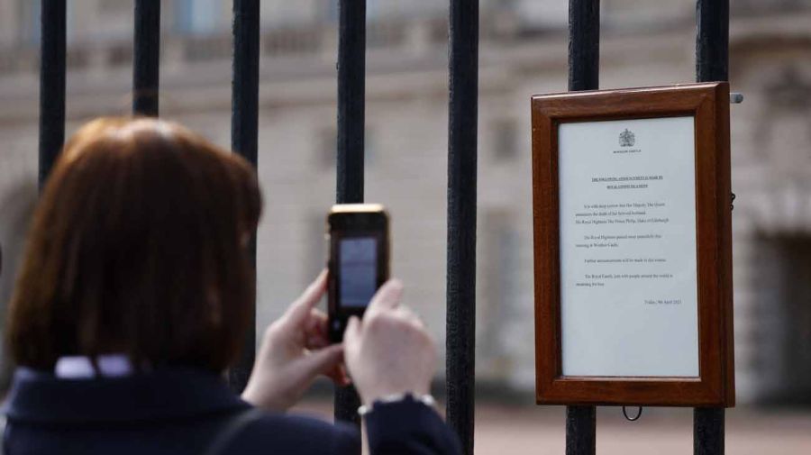 El comunicado de la corona británica en Londres. Foto: AFP.