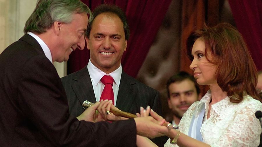 Néstor Kirchner le pasa el mando a Cristina Kirchner en 2007.