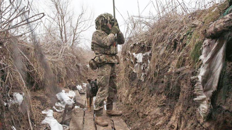 Un soldado ucraniano en un puesto de avanzada ubicado sobre la frontera con Rusia.