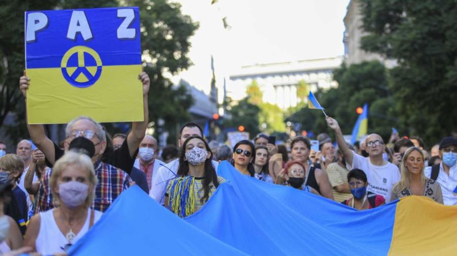 Dirigentes opositores acompañaron la marcha de vecinos porteños contra la guerra en Ucrania. Crédito: Noticias Argentinas