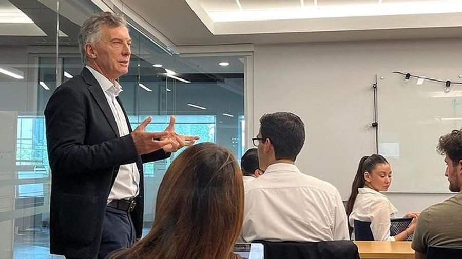 Mauricio Macri dando clases en una universidad en EEUU