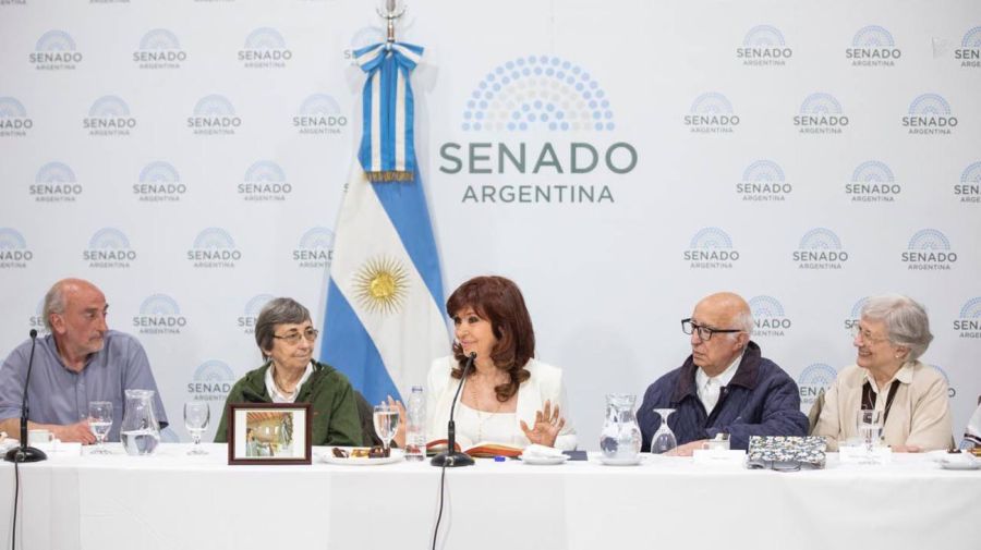 Cristina Kirchner con curas villeros en el Senado
