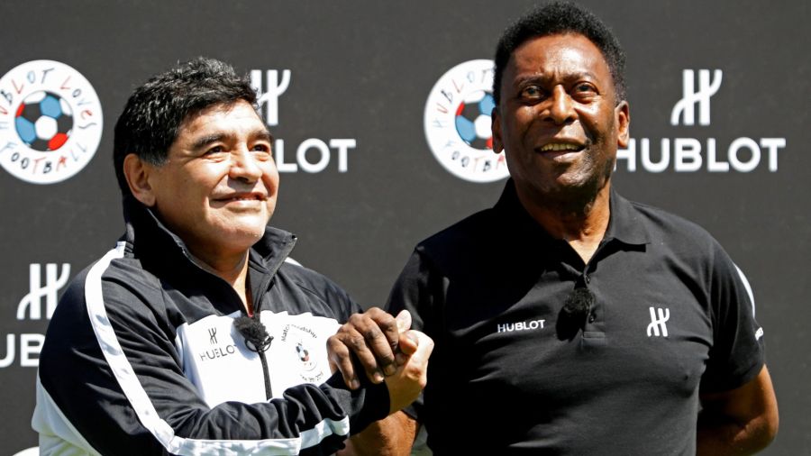 Maradona y Pelé, juntos. A pesar de algunos cruces, siempre hubo respeto entre los dos cracks.