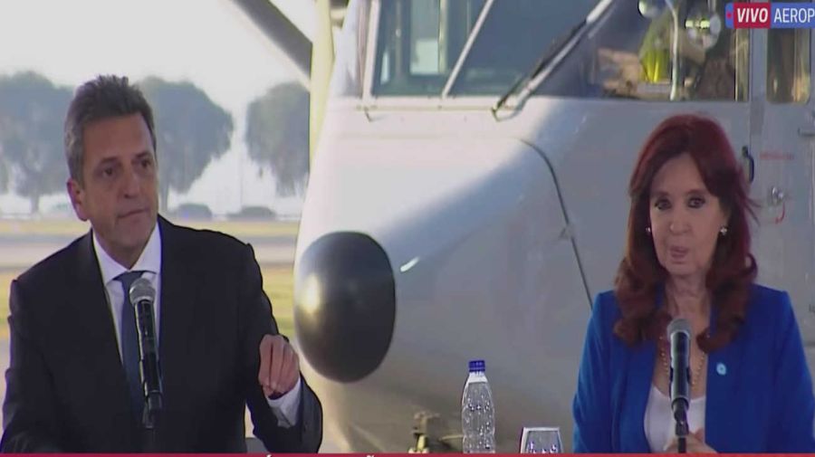 Cristina Kirchner presenta uno de los aviones de los Vuelos de la muerte en el primer acto de campaña con Sergio Massa