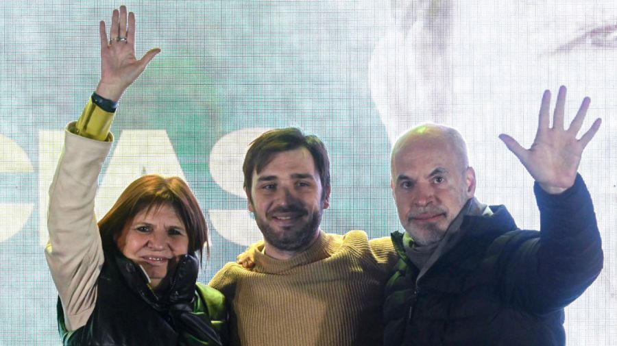 Ignacio Torres junto a dirigentes de Juntos por el Cambio 