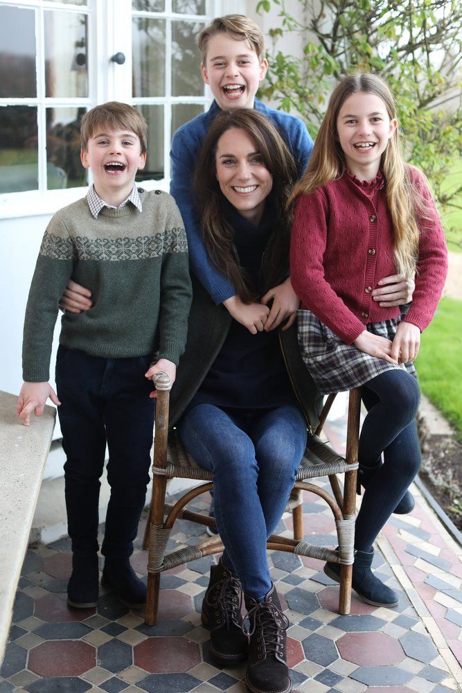 Kate Middleton reaparece pero su hijo reaviva las teorías sobre su salud: una mentira y una foto sorpresiva