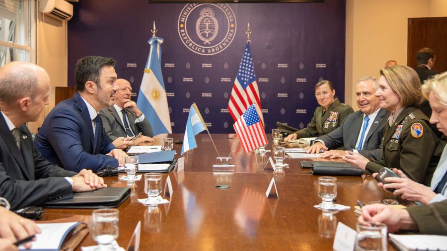 Luis Petri, ministro de Defensa, con la jefa del Comando Sur de los Estados Unidos, Laura Richardson.