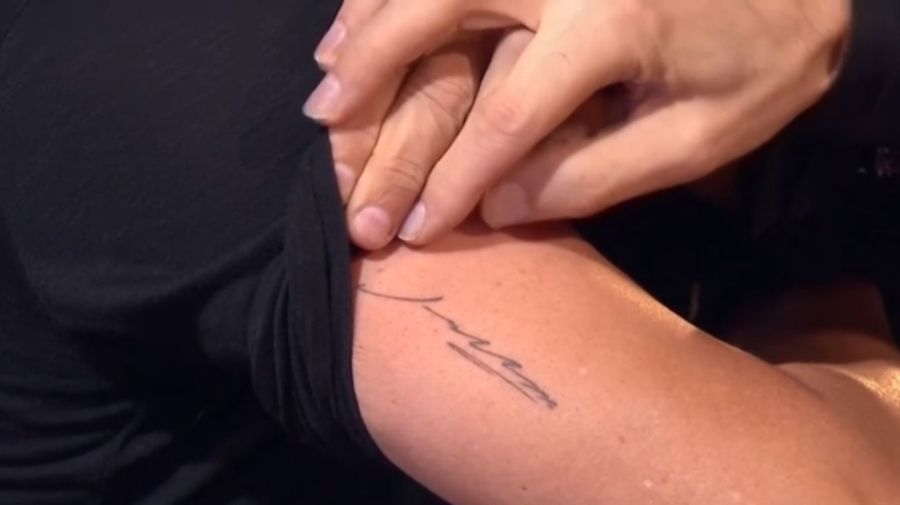 El tatuaje de la firma de su padre.