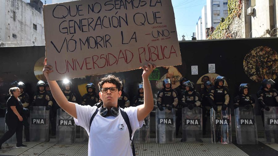 Millones de alumnos se sumaron a la masiva marcha universitaria de abril.