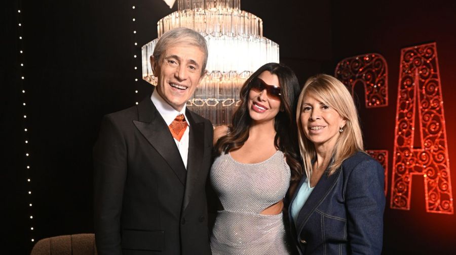 Charlotte Caniggia junto Héctor Maugeri y Liliana Castaño. 