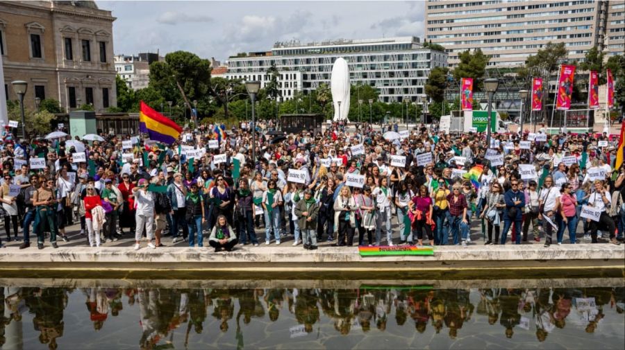 Manifestantes en Madrid contra Milei y Vox.
