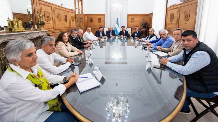 Los miembros del triunvirato de la central obrera fueron llamados por Trabajo..