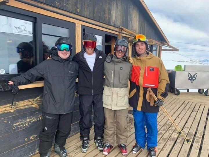 Máximo Menem Bolocco en la nieve con amigos. 