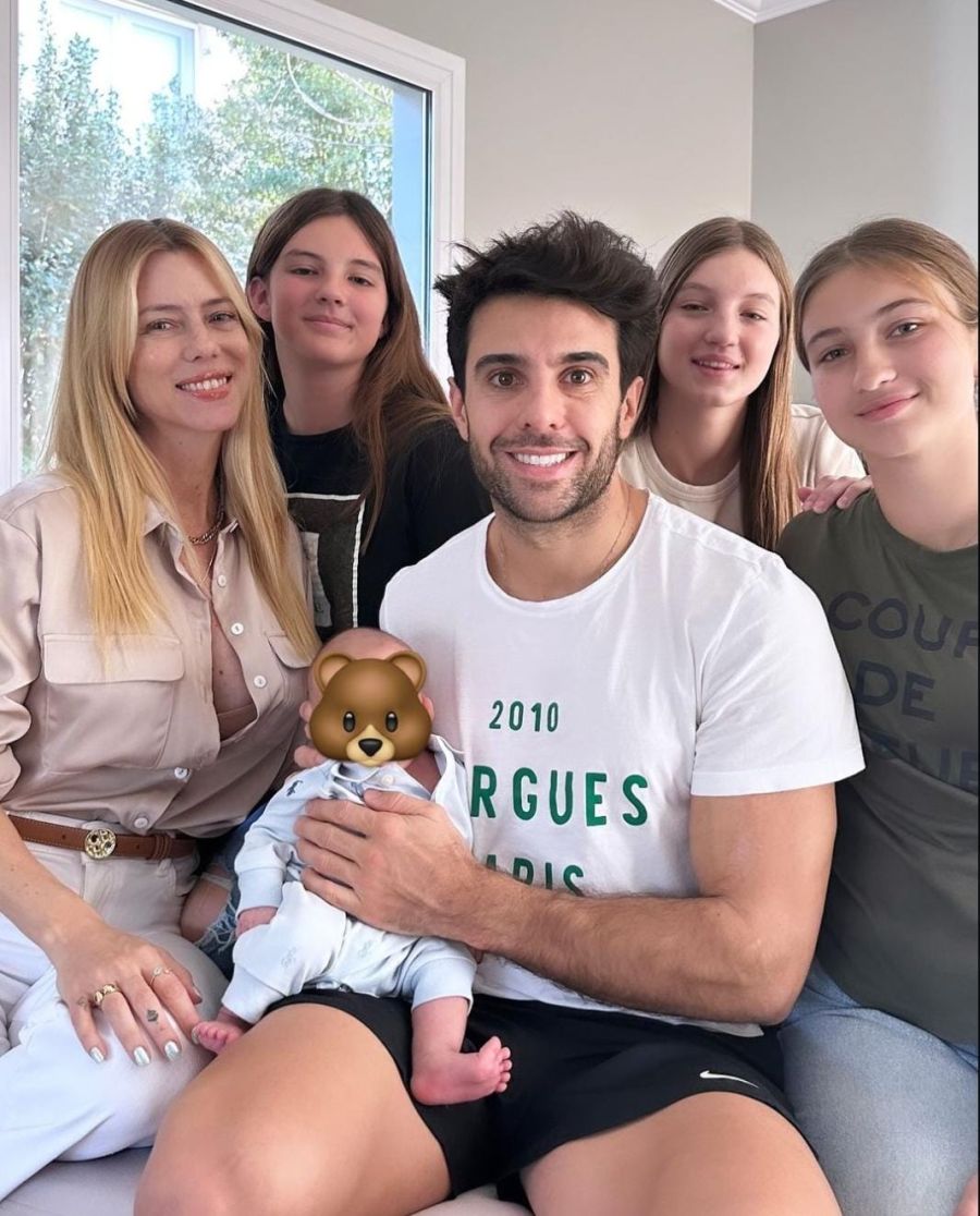 Nicole Neumann con sus hijos y Manu Urcera