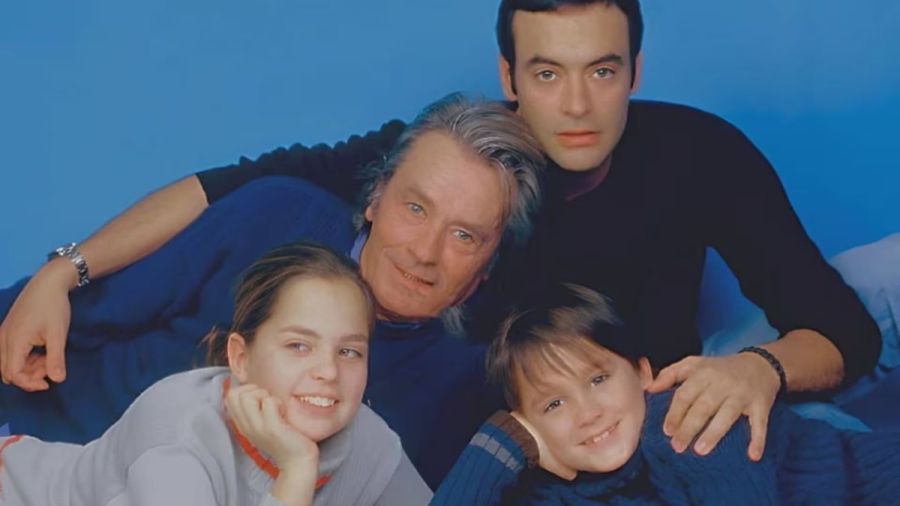 Alain Delon y sus hijos. 