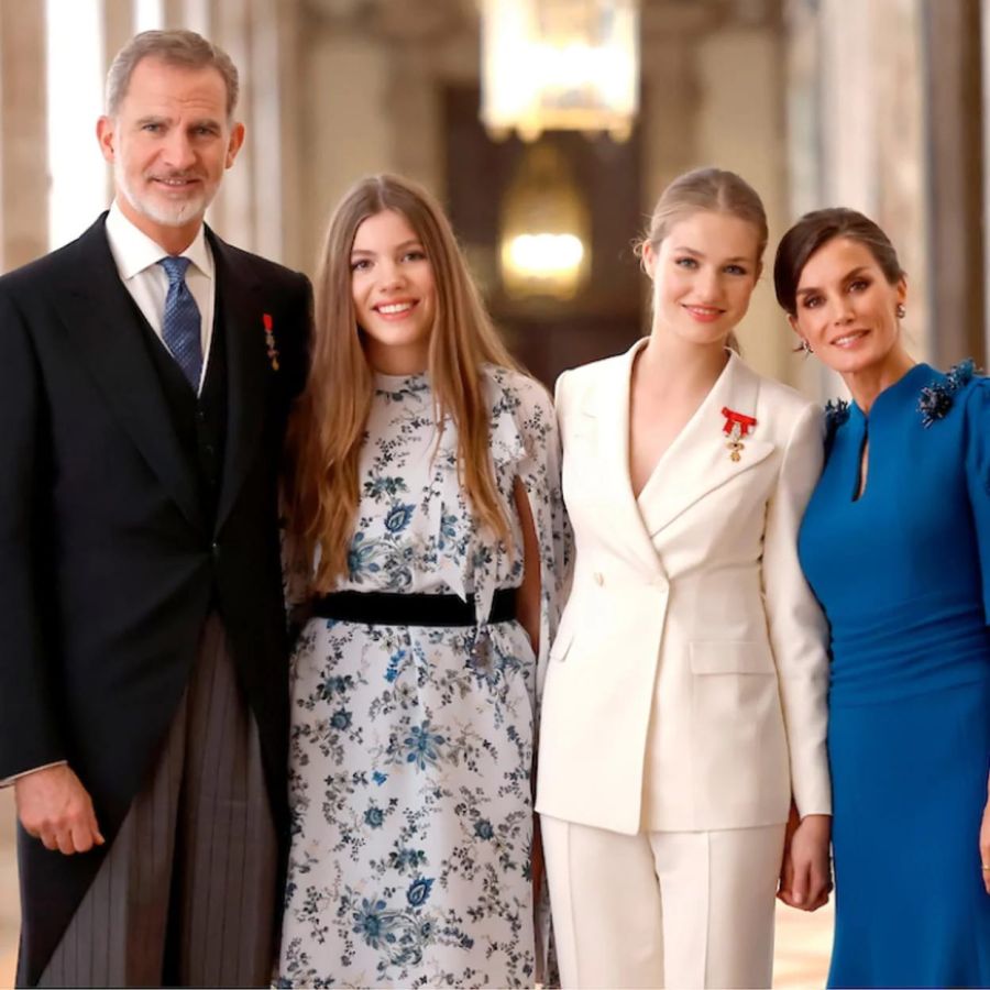 Los reyes Felipe y Letizia con sus hijas/ sitio: Mujer Hoy