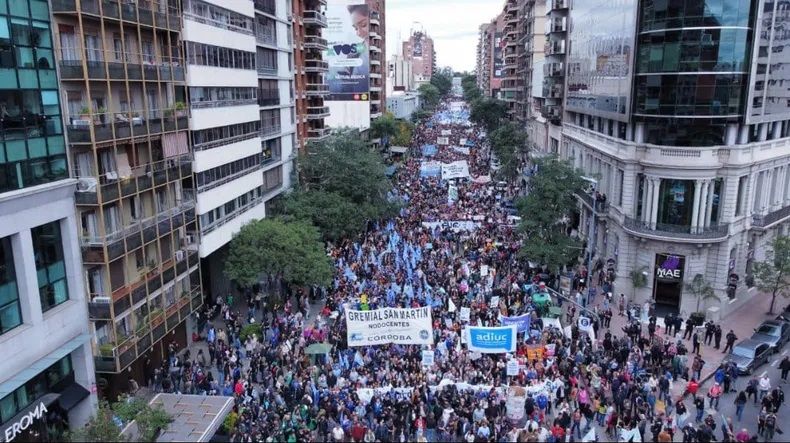 La postal del apoyo multitudinario en apoyo a la educación públicas.