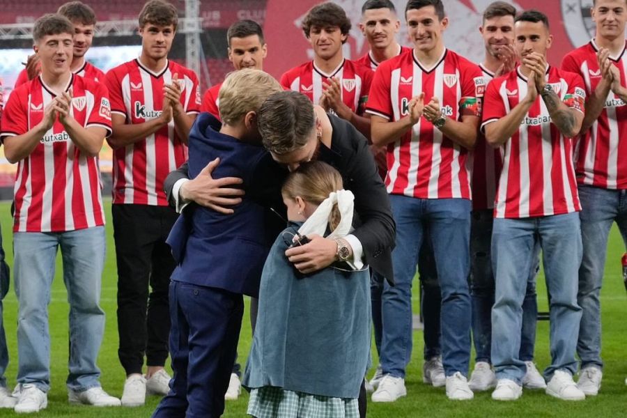 Iker Muniain y sus hijos. 