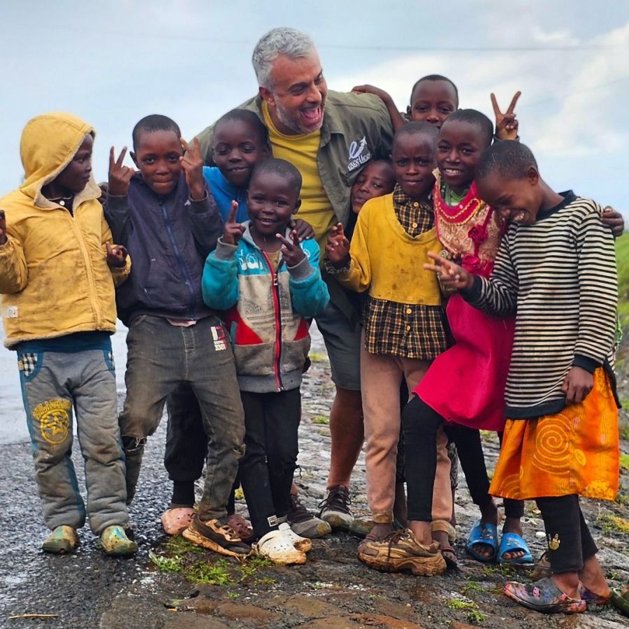 Mario Massaccesi con unos niños de Kenia.