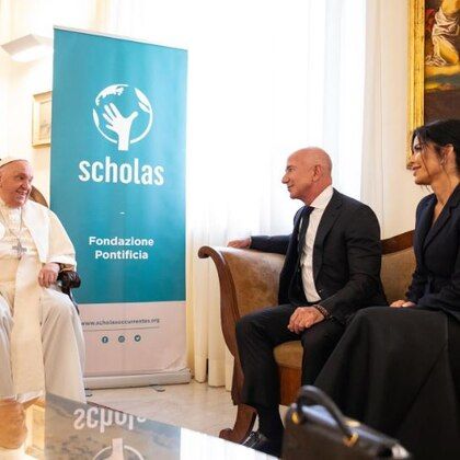 Papa Francisco, Jeff Bezos y Lauren Sánchez.