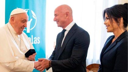 Papa Francisco, Jeff Bezos y Lauren Sánchez.