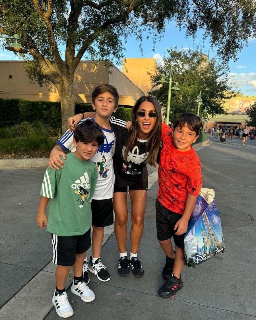 Antonela Roccuzzo y sus hijos. 