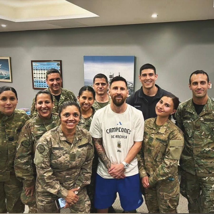 Lionel Messi y la Fuerza Aérea Argentina. 