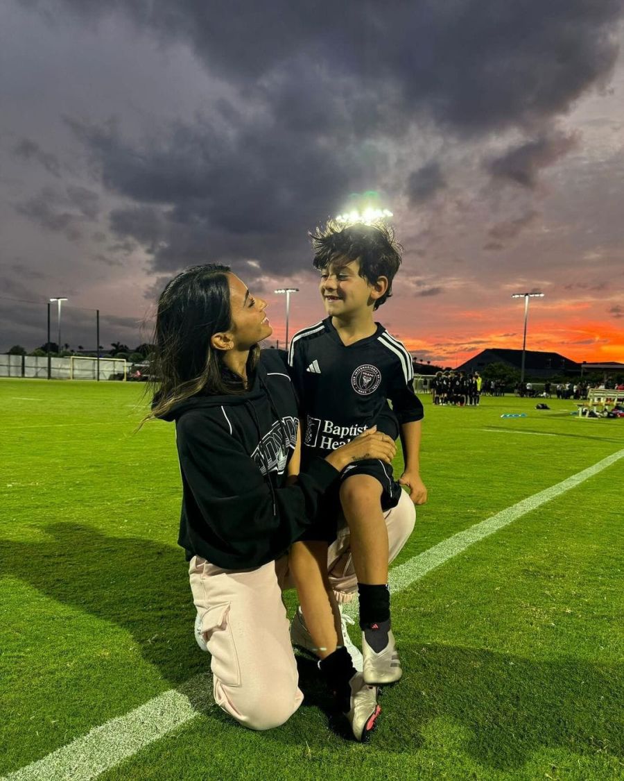 Antonela Roccuzzo y Ciro Messi. 