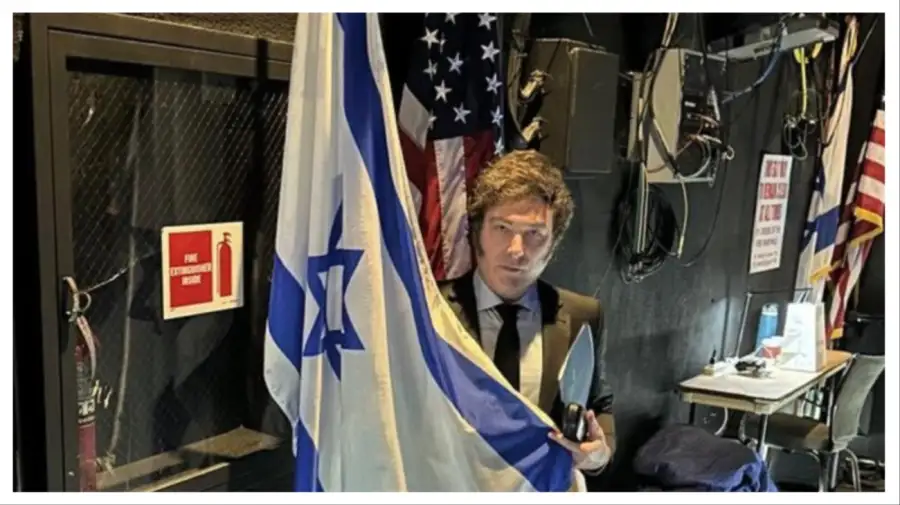 Javier Milei con la bandera de Israel, su principal aliado político.