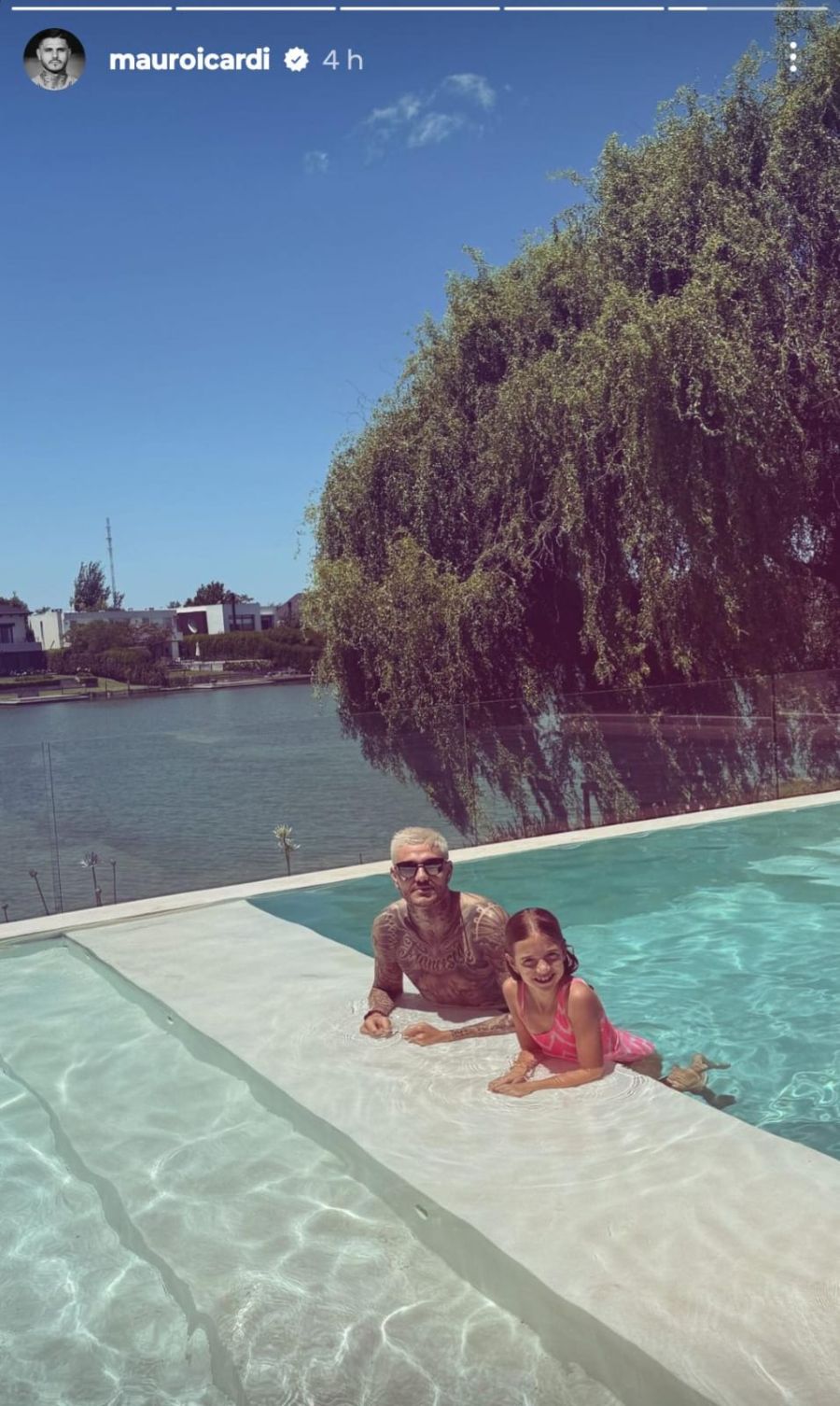 Mauro Icardi y una de sus hijas. 