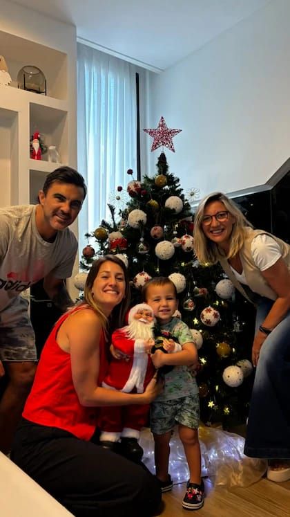 El árbol de Navidad de Fabián Cubero, Mica Viciconte y Luca Cubero. 