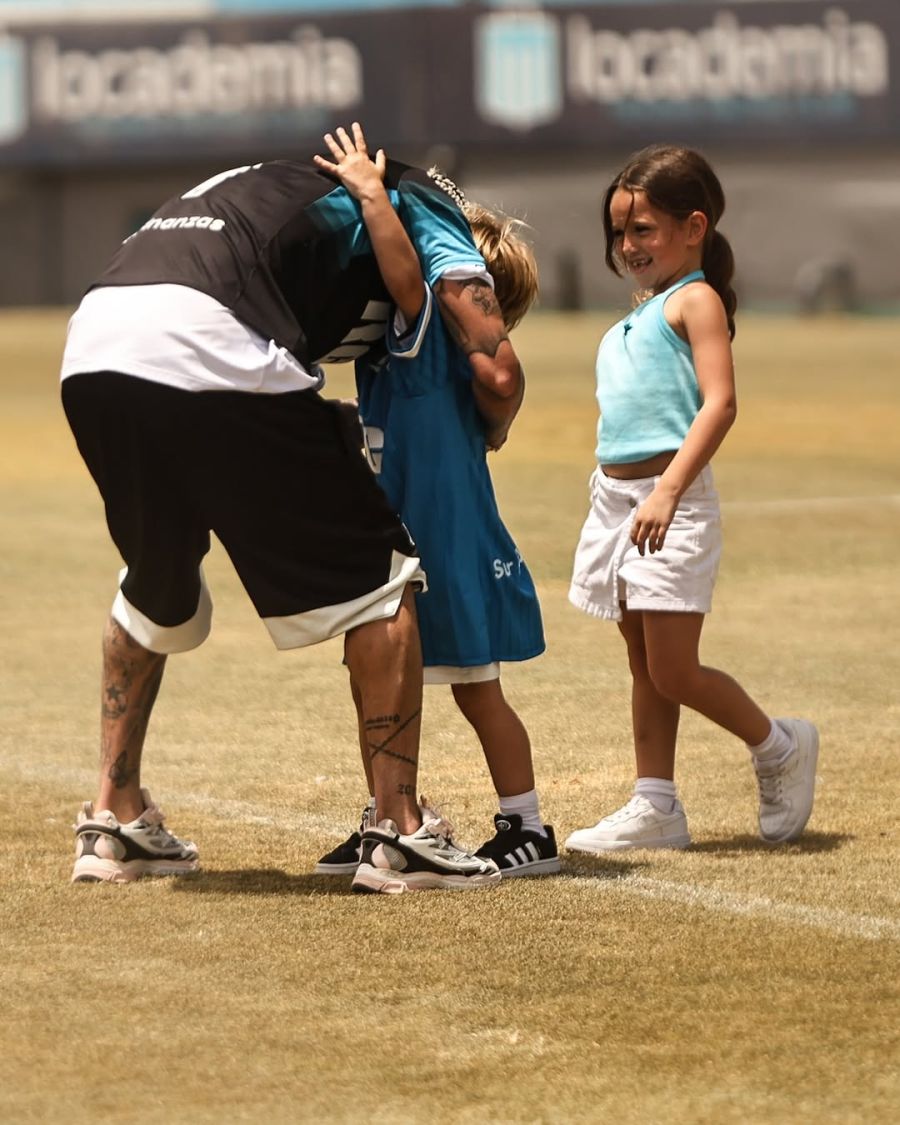 Rodrigo de Paul y sus hijos.