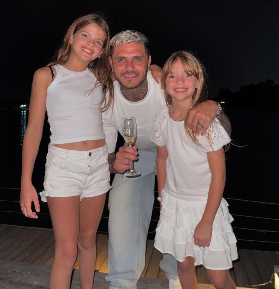 Mauro Icardi y sus hijas. 