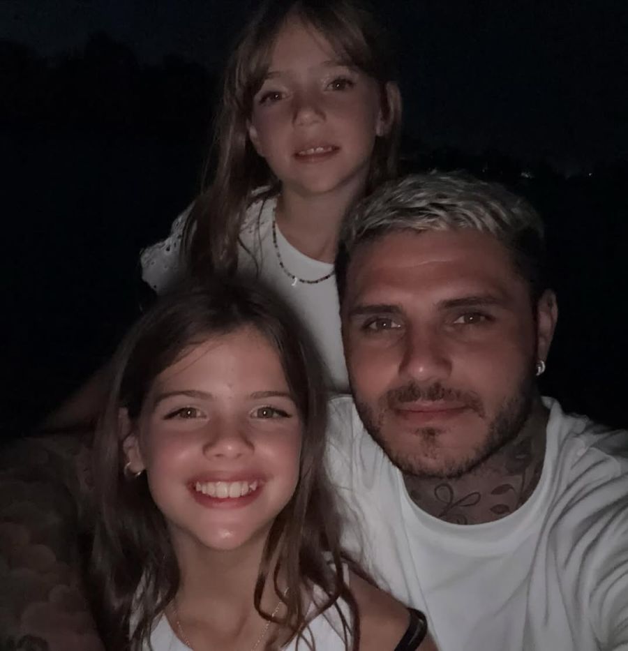 Mauro Icardi y sus hijas. 