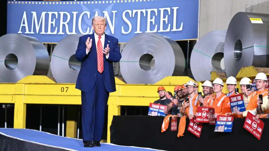 Donald Trump ante obreros siderúrgicos en una planta de Pensilvania.