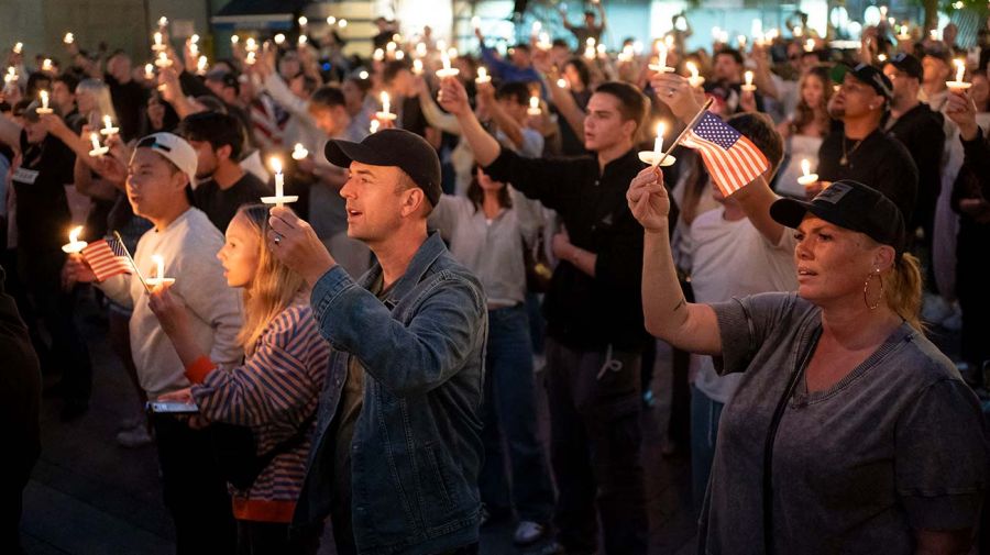 Vigilia con velas tras el asesinato de Charlie Kirk