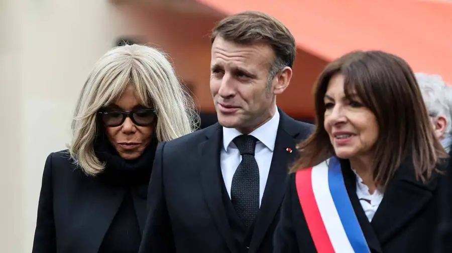 Emmanuel y Briggitte Macron y la alcaldesa de París, Anne Hidalgo, en los homenajes del 13N