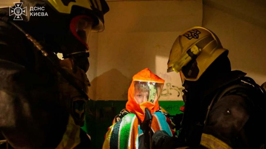 Niño ucraniano rescatado por bomberos en medio del ataque ruso