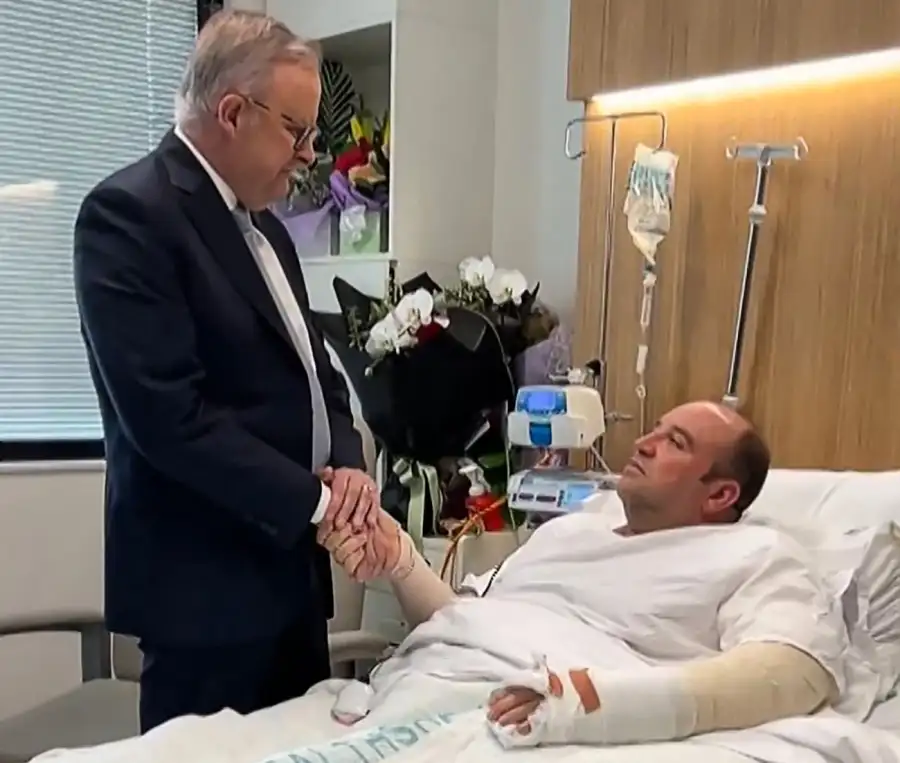 El primer ministro de Australia, Anthony Albanese, visita a Ahmed al Ahmed, quien detuvo la masacre de Bondi Beach