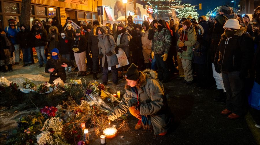 Velas en el lugar donde Pretti fue asesinado