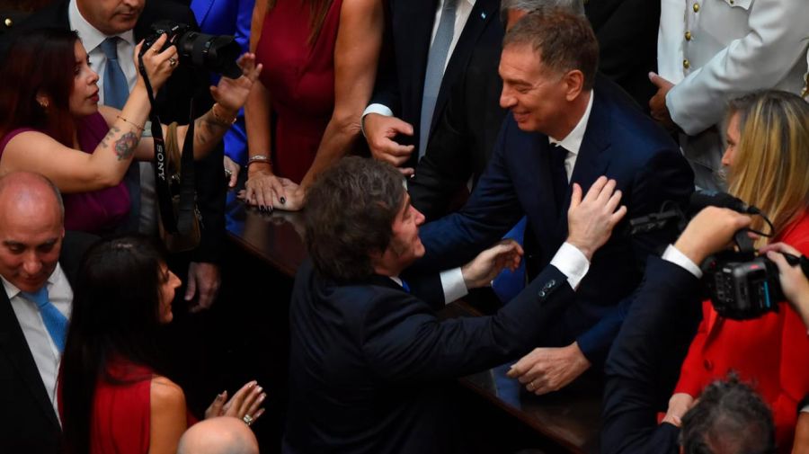 El presidente saluda al ministro del Interior, Diego Santilli.