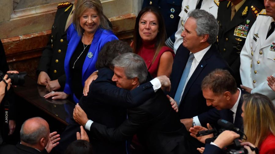 El presidente Javier Milei saluda al ministro de Economía, Luis Caputo.