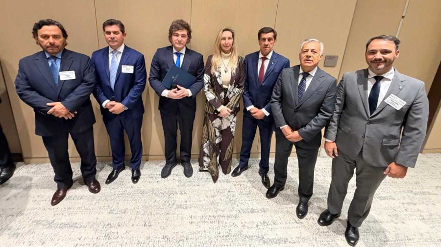 El presidente Javier Milei junto a parte de la comitiva que lo acompañó a la inauguración de Argentina Week en Nueva York