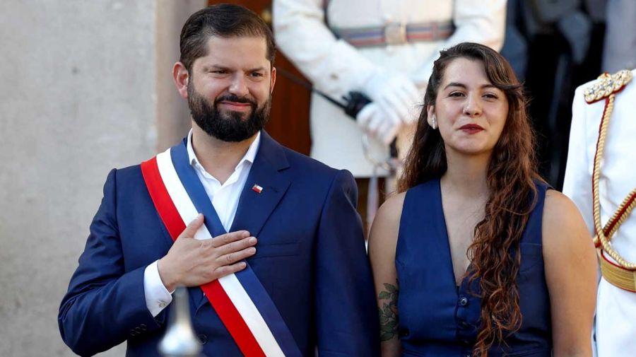 El presidente saliente, Gabriel Boric, junto a su pareja, Paula Carrasco