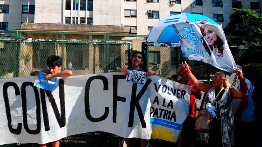 Cristina Fernández de Kirchner llega después de declarar 17032026