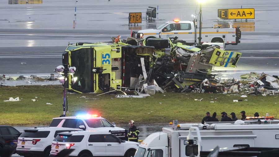 Camión de bomberos volcado en la pista tras chocar con un avión