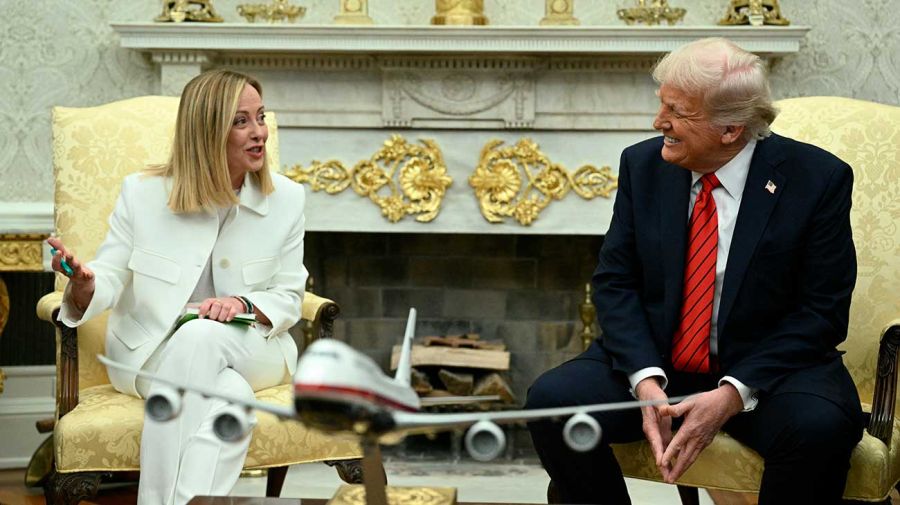 Otros tiempos: Trump y Meloni sonrientes en la visita de la premier italiana a la Casa Blanca, en abril de 2025