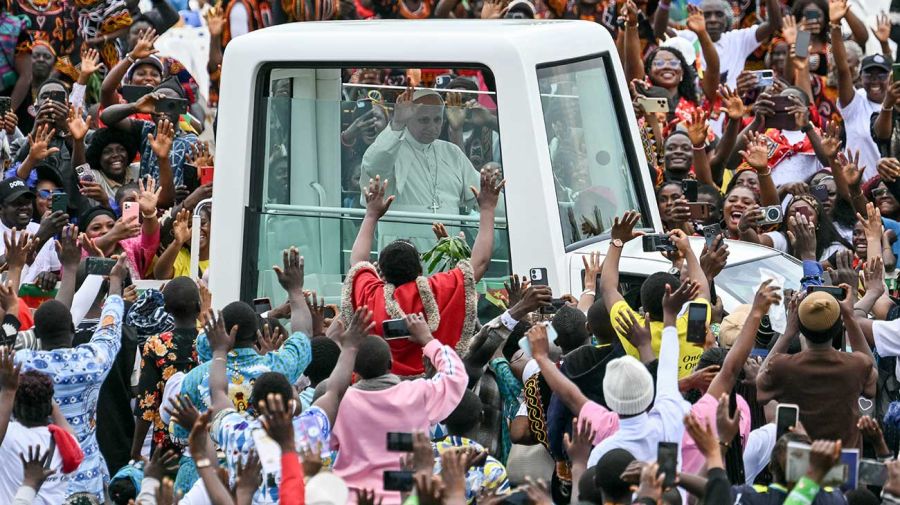 El papa León XIV rodeado por una multitud en Bamenda, Camerún