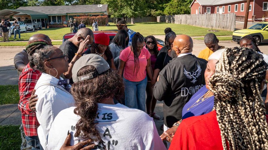 Vecinos reunidos en cadena de oración en Cedar Grove.